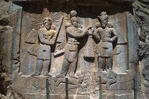 石窟外的救济描绘了Ardeshir II国王（379-383）的授权，来自Taq-e Bostan的Sassanian石窟