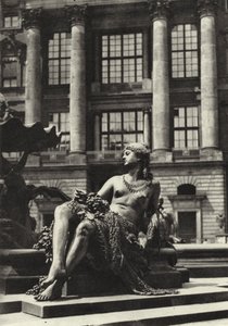 Berlin: Partie vom Schlossbrunnen; Detail of the R Castle Fountain (b/w photo) 作者 萨沙·斯通（Sasha Stone）