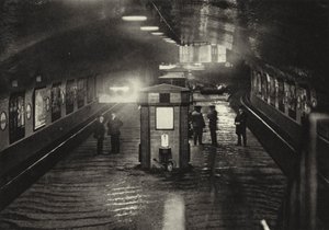 柏林：因塞尔布鲁克地铁站； Inselbrucke 地铁站（黑白照片） 作者 萨沙·斯通（Sasha Stone）