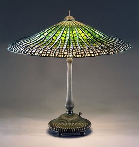 “莲花”铅玻璃和青铜台灯 作者 美国学校