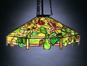 “金莲花”铅玻璃和青铜悬挂式枝形吊灯 作者 美国学校