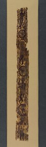 外衣上的装饰肩带，600-650年（挂毯编织，辅以纬线包裹，未染色的亚麻布和染色的羊毛）。
