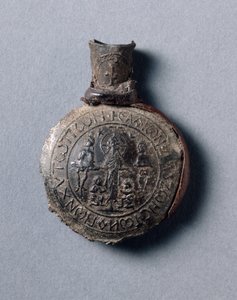 朝圣者的壶瓶，带有被钉十字架的场景（正面）和提升（背面），c.600（锡铅合金，带有皮革碎片）