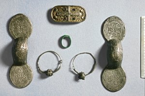 卡蒙、亚眠、索姆、加洛林王朝的珠宝，7 至 10 世纪（银、镀金青铜）