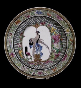 中国艺术：粉红家族的陶瓷盘，饰有花鸟图案。乾隆年间（1736-1795）。巴黎，吉美博物馆，国立亚洲艺术博物馆。 作者 学校中文