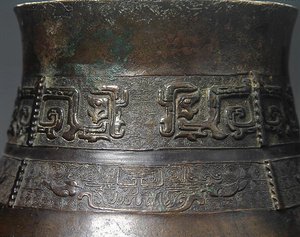 铸造装饰的胡瓶（青铜）的细节（272172的细节）（另见272174）。 作者 学校中文