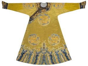 Embroidered Qiu Xiangse Dragon Robe, Longpao, early 18th century (silk) 作者 学校中文