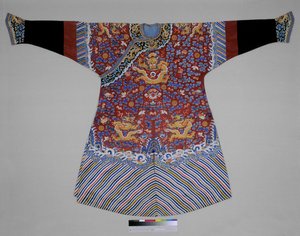 帝国长袍，19 世纪后期（丝绸与刺绣（缎纹， 侵入式缎纹针迹，分裂针迹，直线 针迹，中国结，沙发，轮廓，铺设 工作，扣眼）） 作者 学校中文