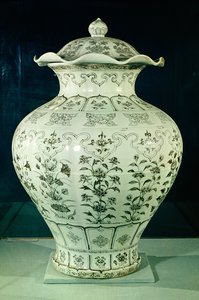 大的 "国安 "花瓶，装饰着蓝色的花朵，来自北京海淀区，元代（瓷器）。 作者 学校中文