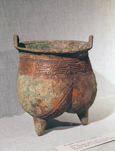 河南郑州柏家庄出土的礼器，器身有裂纹，有夔龙纹饰，商代。 作者 学校中文
