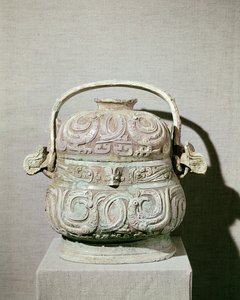 西周时期安徽屯溪出土的孔祥熙题写的 "玉 "字酒桶 作者 学校中文