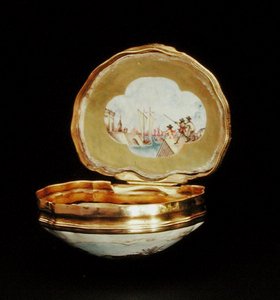 贝壳形鼻烟壶，乾隆时期（1736-95）约1760年（瓷器） (另见210140) 作者 学校中文