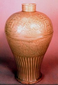 在龙泉制作的花瓶（青瓷）。 作者 学校中文