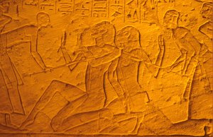 古埃及、壁画/雕刻、赫梯人囚犯被棍棒殴打、拉美西斯二世和奈费尔塔里神庙、阿布辛贝（照片） 作者 埃及学校