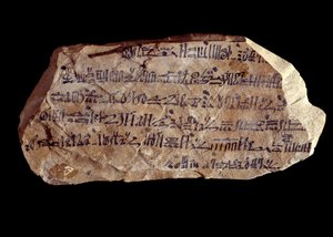 古埃及艺术：Ostrakon（或Ostracon）（复数：Ostraca或Ostraka） hieratic（陶器碎片，上面写着圣物）。埃及的新帝国。巴黎，卢浮宫博物馆
