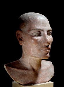 埃及古物。盐头。石灰岩雕塑，旧帝国（约公元前2700-2200年）。巴黎，卢浮宫博物馆--埃及古物：年轻男性的头说 "盐 "头，石灰岩彩绘，旧王国（约公元前2700-2200年），巴黎卢浮宫博物馆。 作者 埃及学校