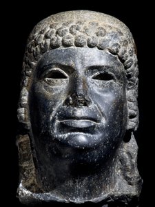 克娄巴特拉三世的头像，玄武岩雕塑。埃及文明，托勒密时期，公元前2世纪。