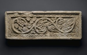 植物卷轴浮雕，包括鸟和葡萄，来自Behnesa，5-6世纪（石灰岩 作者 埃及学校