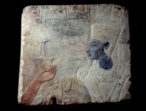 图特摩西斯（Tuthmosis或Thutmus）三世神庙的浮雕，位于Elephantine。法老身后是一个女神，上面有象形文字的柱子。gres（石头）雕塑，大约公元前1390-1353年。来自阿斯旺，Elephantine遗址。巴黎，卢浮宫博物馆 作者 埃及学校