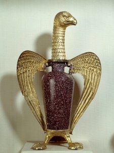 被称为 "鹰 "的苏格（abbe Suger）花瓶：罗马帝国时期在埃及制造的花瓶，装在金银支架上，代表12世纪在圣但尼制造的一只鹰。它是圣丹尼斯修道院Tresor的一部分。太阳0,43x0,27米P 作者 埃及学校