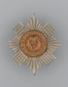 帽徽，约1896-1920年（金属）。 作者 学校英语