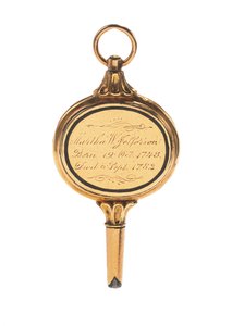 Memento mori雕刻表键，带有玛莎·韦尔斯·杰斐逊（Martha Wayles Jefferson）的发夹，法语或英语，18世纪末至19世纪初（金）（另请参见711002）