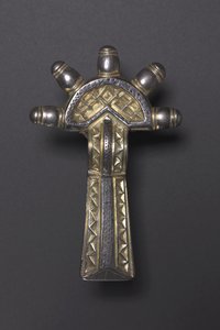弓形腓骨，阿勒曼尼克，500-550年（银镀金和尼洛）。