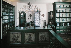 用18世纪的家具和12-18世纪的物品重建一个药房（照片）。 作者 学校德语