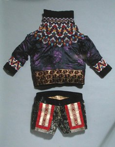 女式夹克和短裤，来自格陵兰（纺织品）。 作者 学校因纽特人