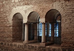 圣文森特和圣阿纳斯塔索斯教堂回廊的景色，三喷泉修道院 (Tre-Fontane) (Chiesa dei Santi Vincenzo e Anastasio alle Tre Fontane)（圣文森佐 e Anastasio 教堂回廊的景色，abbazia 戴尔T 作者 学校意大利语