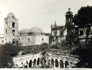 教堂的东端，由西西里国王罗杰二世（1154年去世）于1132-48年建造，以及13世纪建造的回廊（黑白照片）。 作者 学校意大利语