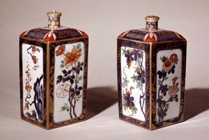 一对tokkuri（陶瓷）。 作者 日本学校
