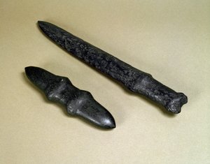公元前4500-3700年绳文时期的匕首刀刃和石匕首 作者 日本学校