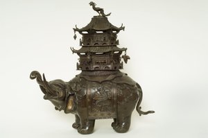 穿着豪达布的大象图，精致的头饰和宝塔护栏（青铜）。 作者 日本学校