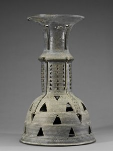三国时期的蛇，抽象和镂空装饰礼仪台，Kaya（釉面stone器） 作者 学校韩语