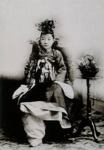 穿着传统婚纱的韩国女人 作者 学校韩语