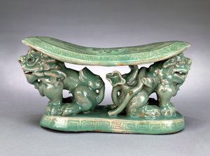 枕头，12 世纪后期（青瓷镶嵌装饰） 作者 学校韩语