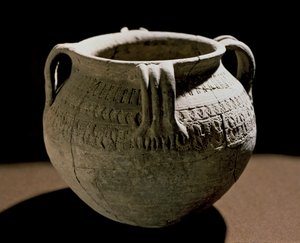 中世纪考古（中世纪）。 高卢的野蛮艺术：切割陶瓷花瓶。 法国，墨洛温王朝时期，8 世纪。 斯特拉斯堡，罗汉宫考古博物馆