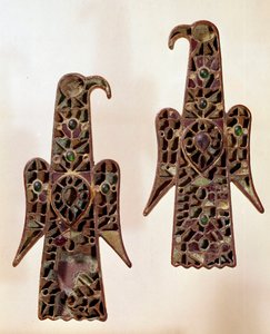 Merovingian Art：一对腓骨（surete pin）aqualiformes（鹰）。 珐琅景泰蓝，6 世纪，墨洛温王朝（481-751）。 来自卡斯特尔萨格拉特。 巴黎克鲁尼博物馆。