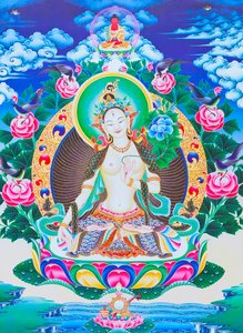 描绘白度母的图像，七眼圣母坐在莲花上，右手施瓦拉达手印，象征慷慨（布上水粉画）