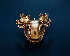 奇里基风格的钟的正面图，约公元12世纪（金）。