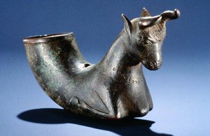 折叠腿的公牛，约公元前550-330年（青铜器
