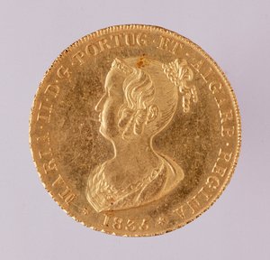 葡萄牙王后玛丽亚二世 (Mary II) (1819-1853) 1835 年的金冠。 3,1 厘米那不勒斯，考古博物馆 作者 葡萄牙语学校
