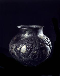 波斯艺术：银花瓶。 萨珊王朝早期。 瑞士贝尔保护区