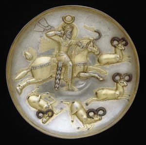 国王狩猎公羊的盘子，约公元500年（银，汞镀金，尼罗河镶嵌）。