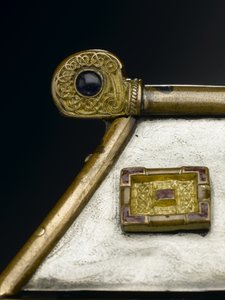 莫尼姆斯克灵位，约公元8世纪（青铜、银、木、铜合金、玻璃、珐琅）。 作者 苏格兰学派