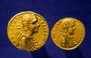 德国皇帝霍亨斯陶芬（Hohenstaufen，1194-1250 年）制作的带有腓特烈二世雕像的西西里金币。 1231私人收藏