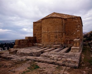 圣比亚焦中世纪教堂的景色，建于公元前 480-470 年的德梅特拉神庙