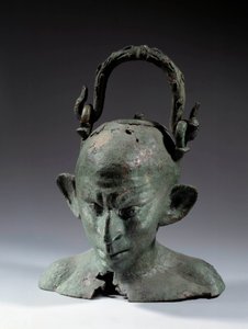 青铜头形花瓶：叙利亚奴隶（？）的半身像。 JC之后的2世纪或3世纪。 Sun 0.19 m 巴黎, 卢浮宫