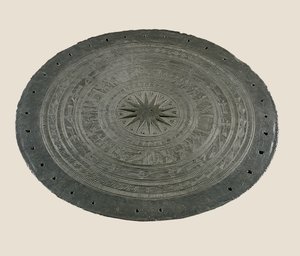 东山鼓顶部的细节，公元前2-1世纪（青铜）。